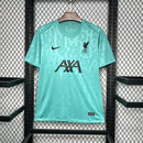 Camisa Liverpool Pré-Jogo 2024/25 Nike Torcedor Masculina - modelo azul, camiseta de aquecimento da temporada, com escudo em destaque e design vibrante que reflete o estilo e a energia do clube inglês.