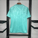 Camisa Liverpool Pré-Jogo 2024/25 Nike Torcedor Masculina - modelo azul, camiseta de aquecimento da temporada, com escudo em destaque e design vibrante que reflete o estilo e a energia do clube inglês.