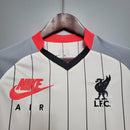 Camisa Retrô Liverpool ‘Air Max 90’ 2021/22 Nike Torcedor Masculina - modelo branco, edição inspirada no clássico tênis da Nike, com escudo em destaque e design retrô que une futebol e cultura urbana.