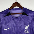 Camisa Liverpool Third III 2023/24 Nike Torcedor Masculina - modelo roxo, terceiro uniforme da temporada, com escudo em destaque e design vibrante que reflete o estilo moderno e a tradição do clube inglês.