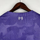 Camisa Liverpool Third III 2023/24 Nike Torcedor Masculina - modelo roxo, terceiro uniforme da temporada, com escudo em destaque e design vibrante que reflete o estilo moderno e a tradição do clube inglês.