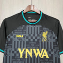 Camisa Liverpool x LeBron James 2024/25 Torcedor Masculina - modelo preto, edição especial que une futebol e basquete, com escudo em destaque e design exclusivo que celebra a colaboração entre o clube e o astro da NBA.