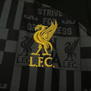 Camisa Liverpool x LeBron James 2024/25 Torcedor Masculina - modelo preto, edição especial que une futebol e basquete, com escudo em destaque e design exclusivo que celebra a colaboração entre o clube e o astro da NBA.