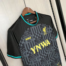 Camisa Liverpool x LeBron James 2024/25 Torcedor Masculina - modelo preto, edição especial que une futebol e basquete, com escudo em destaque e design exclusivo que celebra a colaboração entre o clube e o astro da NBA.