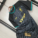 Camisa Liverpool x LeBron James 2024/25 Torcedor Masculina - modelo preto, edição especial que une futebol e basquete, com escudo em destaque e design exclusivo que celebra a colaboração entre o clube e o astro da NBA.