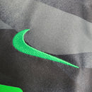 Camisa Liverpool Goleiro 2023/24 Nike Torcedor Masculina - modelo preto, uniforme de goleiro da temporada, com escudo em destaque e design elegante que transmite força e presença em campo.