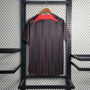 Camisa Liverpool x LeBron James 2023/24 Nike Torcedor Masculina - modelo preto, edição especial que une futebol e basquete, com escudo em destaque e design exclusivo inspirado na colaboração com o astro da NBA.