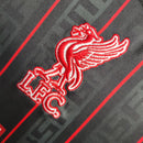Camisa Liverpool x LeBron James 2023/24 Nike Torcedor Masculina - modelo preto, edição especial que une futebol e basquete, com escudo em destaque e design exclusivo inspirado na colaboração com o astro da NBA.