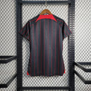 Camisa Liverpool x LeBron James 2023/24 Nike Torcedor Feminina - modelo preto, edição especial que une futebol e basquete, com escudo em destaque e design exclusivo inspirado na colaboração com o astro da NBA, adaptado para o público feminino.