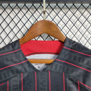 Camisa Liverpool x LeBron James 2023/24 Nike Torcedor Feminina - modelo preto, edição especial que une futebol e basquete, com escudo em destaque e design exclusivo inspirado na colaboração com o astro da NBA, adaptado para o público feminino.