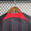 Camisa Liverpool x LeBron James 2023/24 Nike Torcedor Feminina - modelo preto, edição especial que une futebol e basquete, com escudo em destaque e design exclusivo inspirado na colaboração com o astro da NBA, adaptado para o público feminino.