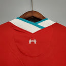 Camisa Liverpool Home I 2020/21 Nike Torcedora Feminina - modelo vermelho, uniforme principal da temporada adaptado para o público feminino, com escudo em destaque e design moderno que reflete a tradição e identidade do clube inglês.