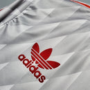 Camisa Retrô Liverpool Away II 1989/91 Adidas Torcedor Masculina - modelo cinza, uniforme de visitante clássico da temporada, com escudo em destaque e design nostálgico que celebra a história e tradição do clube inglês.