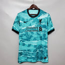 Camisa Liverpool Away II 2020/21 Nike Retrô Masculina - modelo azul turquesa, uniforme de visitante com visual retrô, apresentando escudo em destaque e design marcante que remete à temporada histórica do clube inglês.
