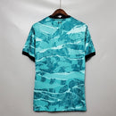 Camisa Liverpool Away II 2020/21 Nike Retrô Masculina - modelo azul turquesa, uniforme de visitante com visual retrô, apresentando escudo em destaque e design marcante que remete à temporada histórica do clube inglês.