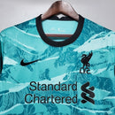 Camisa Liverpool Away II 2020/21 Nike Retrô Masculina - modelo azul turquesa, uniforme de visitante com visual retrô, apresentando escudo em destaque e design marcante que remete à temporada histórica do clube inglês.