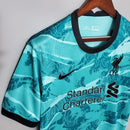 Camisa Liverpool Away II 2020/21 Nike Retrô Masculina - modelo azul turquesa, uniforme de visitante com visual retrô, apresentando escudo em destaque e design marcante que remete à temporada histórica do clube inglês.