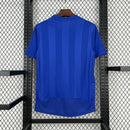 Camisa Leicester City Home I 2015/16 Puma Retrô Masculina - modelo azul, uniforme principal da temporada histórica do título inglês, com escudo em destaque e design clássico que celebra a conquista inesquecível do clube.