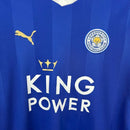 Camisa Leicester City Home I 2015/16 Puma Retrô Masculina - modelo azul, uniforme principal da temporada histórica do título inglês, com escudo em destaque e design clássico que celebra a conquista inesquecível do clube.