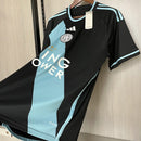 Camisa Leicester City Away II 2023/24 Adidas Torcedor Masculina - modelo preto, uniforme de visitante da temporada, com escudo em destaque e design moderno que combina elegância e tradição do clube inglês.
