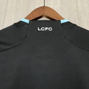 Camisa Leicester City Away II 2023/24 Adidas Torcedor Masculina - modelo preto, uniforme de visitante da temporada, com escudo em destaque e design moderno que combina elegância e tradição do clube inglês.