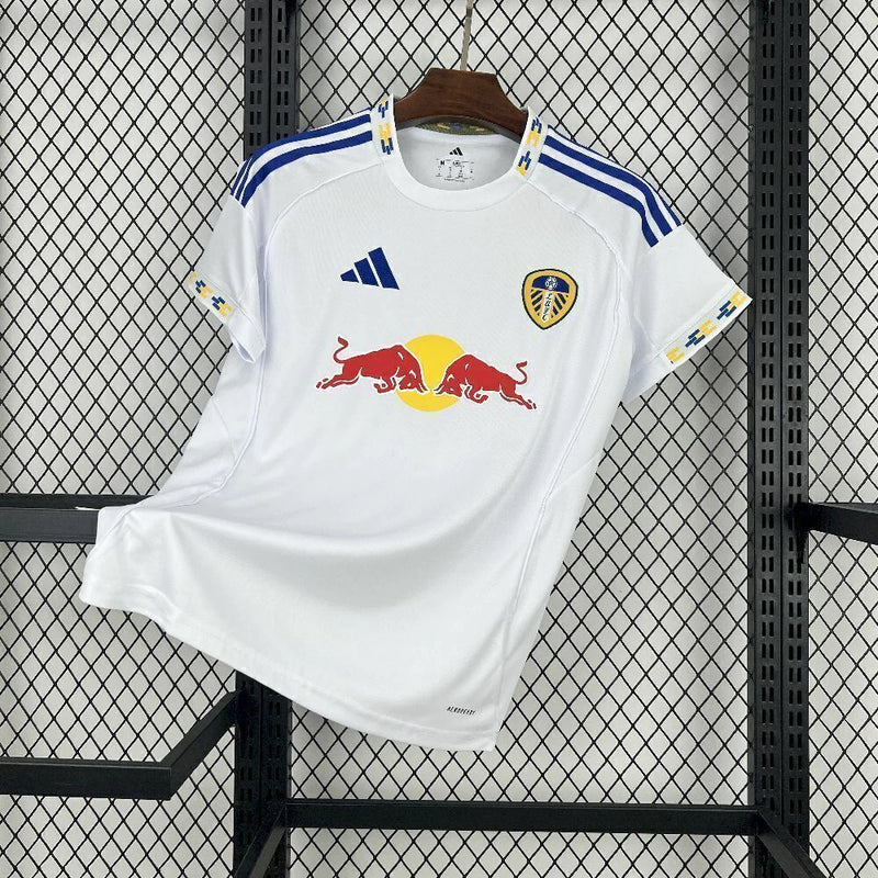 Camisa Leeds United Home I 2025/26 Adidas Torcedor Masculina - modelo branco, uniforme principal da temporada, com escudo em destaque e design clean que reflete a tradição e identidade do clube inglês.