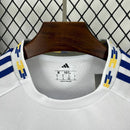 Camisa Leeds United Home I 2025/26 Adidas Torcedor Masculina - modelo branco, uniforme principal da temporada, com escudo em destaque e design clean que reflete a tradição e identidade do clube inglês.