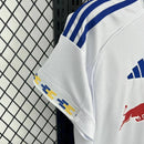 Camisa Leeds United Home I 2025/26 Adidas Torcedor Masculina - modelo branco, uniforme principal da temporada, com escudo em destaque e design clean que reflete a tradição e identidade do clube inglês.