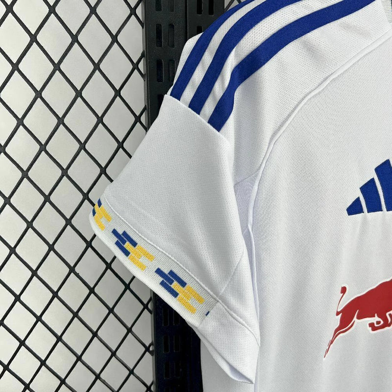 Camisa Leeds United Home I 2025/26 Adidas Torcedor Masculina - modelo branco, uniforme principal da temporada, com escudo em destaque e design clean que reflete a tradição e identidade do clube inglês.