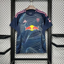 Camisa Leeds United Third III 2024/25 Adidas Torcedor Masculina - modelo azul, terceiro uniforme da temporada, com escudo em destaque e design moderno que combina estilo e tradição do clube inglês.