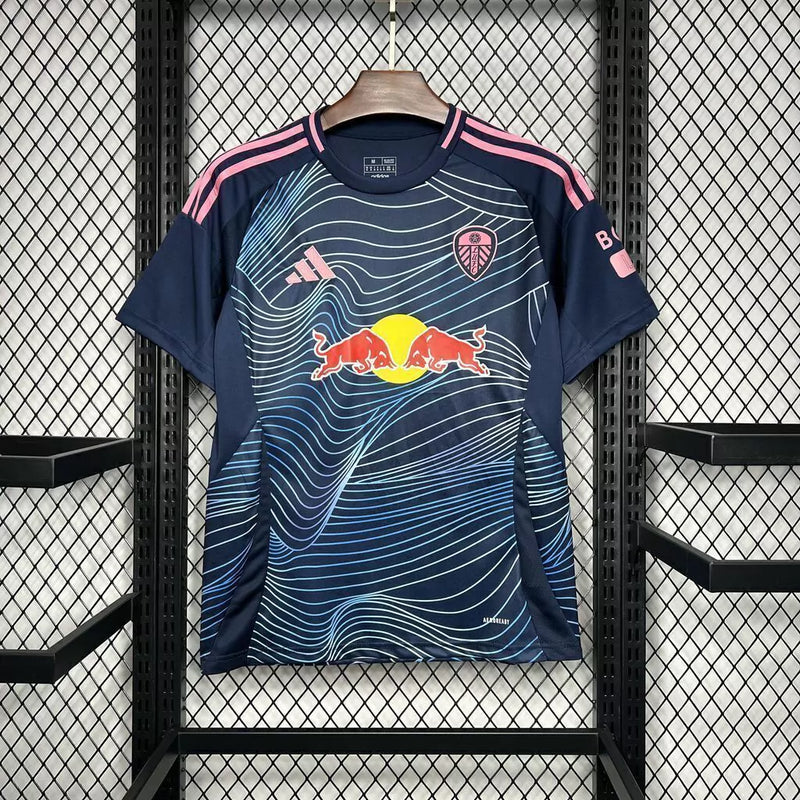 Camisa Leeds United Third III 2024/25 Adidas Torcedor Masculina - modelo azul, terceiro uniforme da temporada, com escudo em destaque e design moderno que combina estilo e tradição do clube inglês.