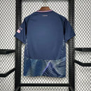 Camisa Leeds United Third III 2024/25 Adidas Torcedor Masculina - modelo azul, terceiro uniforme da temporada, com escudo em destaque e design moderno que combina estilo e tradição do clube inglês.