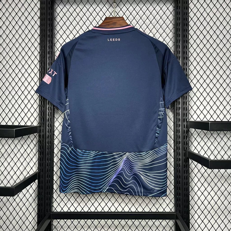 Camisa Leeds United Third III 2024/25 Adidas Torcedor Masculina - modelo azul, terceiro uniforme da temporada, com escudo em destaque e design moderno que combina estilo e tradição do clube inglês.