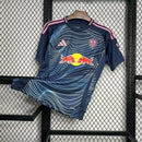 Camisa Leeds United Third III 2024/25 Adidas Torcedor Masculina - modelo azul, terceiro uniforme da temporada, com escudo em destaque e design moderno que combina estilo e tradição do clube inglês.