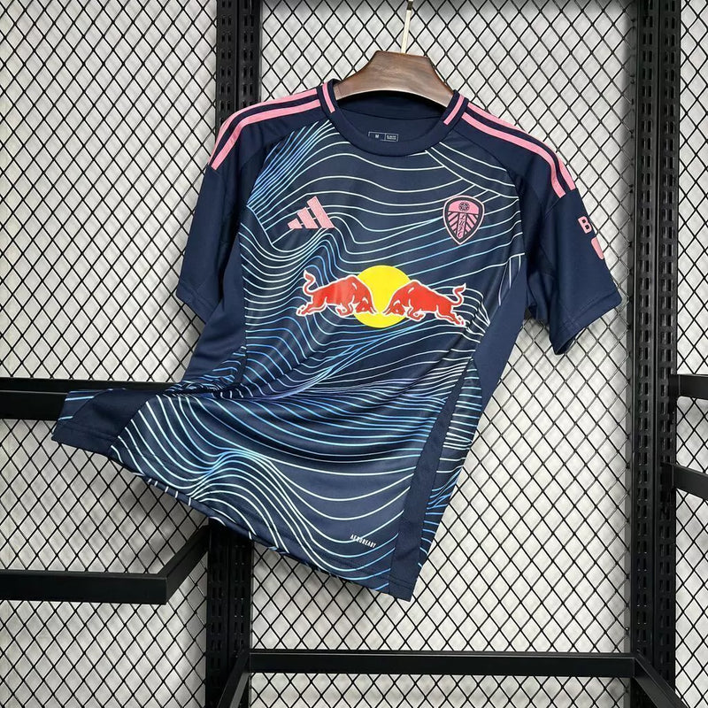Camisa Leeds United Third III 2024/25 Adidas Torcedor Masculina - modelo azul, terceiro uniforme da temporada, com escudo em destaque e design moderno que combina estilo e tradição do clube inglês.