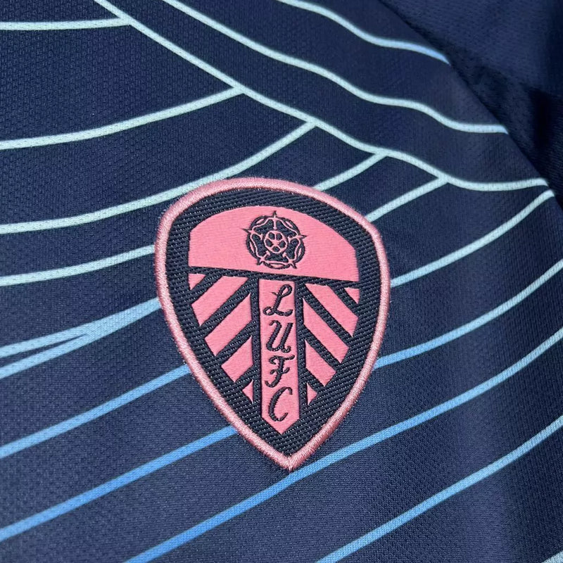 Camisa Leeds United Third III 2024/25 Adidas Torcedor Masculina - modelo azul, terceiro uniforme da temporada, com escudo em destaque e design moderno que combina estilo e tradição do clube inglês.