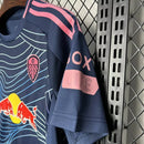 Camisa Leeds United Third III 2024/25 Adidas Torcedor Masculina - modelo azul, terceiro uniforme da temporada, com escudo em destaque e design moderno que combina estilo e tradição do clube inglês.