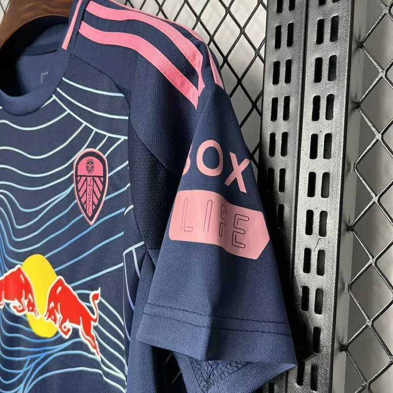 Camisa Leeds United Third III 2024/25 Adidas Torcedor Masculina - modelo azul, terceiro uniforme da temporada, com escudo em destaque e design moderno que combina estilo e tradição do clube inglês.