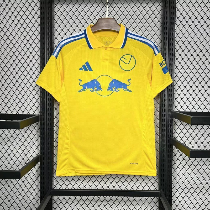 Camisa Leeds United Away II 2024/25 Adidas Torcedor Masculina - modelo amarelo, uniforme de visitante da temporada, com escudo em destaque e design vibrante que remete às cores históricas do clube inglês.