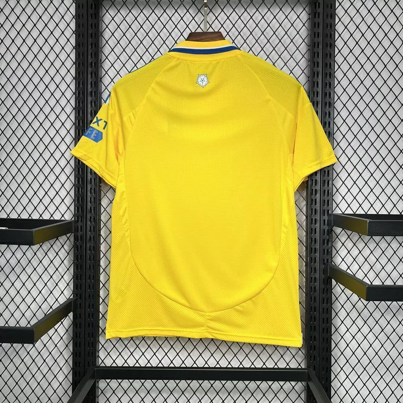 Camisa Leeds United Away II 2024/25 Adidas Torcedor Masculina - modelo amarelo, uniforme de visitante da temporada, com escudo em destaque e design vibrante que remete às cores históricas do clube inglês.
