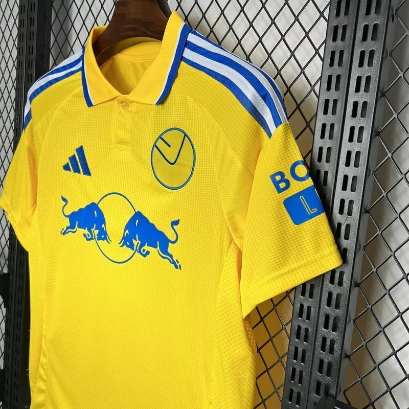 Camisa Leeds United Away II 2024/25 Adidas Torcedor Masculina - modelo amarelo, uniforme de visitante da temporada, com escudo em destaque e design vibrante que remete às cores históricas do clube inglês.