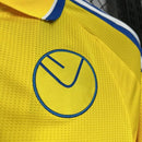 Camisa Leeds United Away II 2024/25 Adidas Torcedor Masculina - modelo amarelo, uniforme de visitante da temporada, com escudo em destaque e design vibrante que remete às cores históricas do clube inglês.