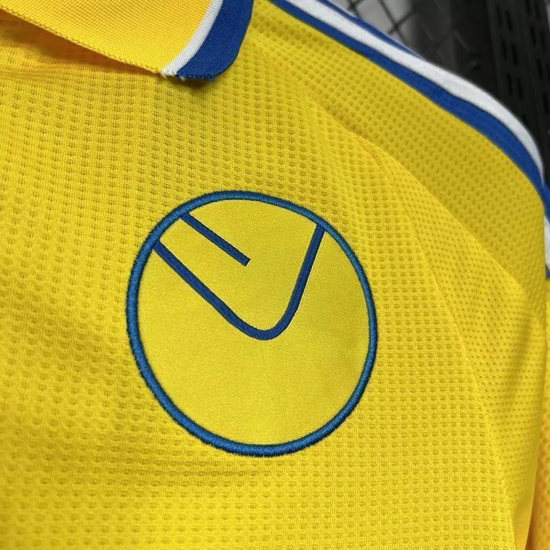 Camisa Leeds United Away II 2024/25 Adidas Torcedor Masculina - modelo amarelo, uniforme de visitante da temporada, com escudo em destaque e design vibrante que remete às cores históricas do clube inglês.