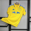 Camisa Leeds United Away II 2024/25 Adidas Torcedor Masculina - modelo amarelo, uniforme de visitante da temporada, com escudo em destaque e design vibrante que remete às cores históricas do clube inglês.
