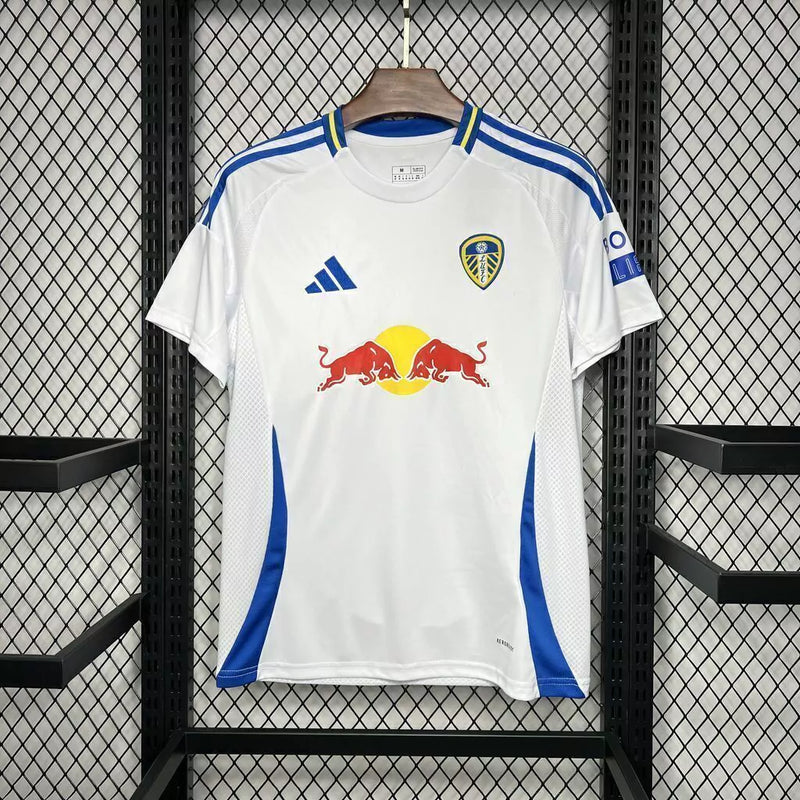 Camisa Leeds United Home I 2024/25 Adidas Torcedor Masculina - modelo branco, uniforme principal da temporada, com escudo em destaque e design clássico que simboliza a tradição e o orgulho do clube inglês.