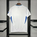 Camisa Leeds United Home I 2024/25 Adidas Torcedor Masculina - modelo branco, uniforme principal da temporada, com escudo em destaque e design clássico que simboliza a tradição e o orgulho do clube inglês.