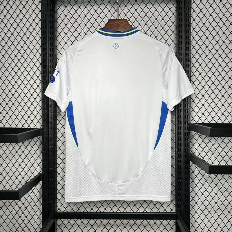 Camisa Leeds United Home I 2024/25 Adidas Torcedor Masculina - modelo branco, uniforme principal da temporada, com escudo em destaque e design clássico que simboliza a tradição e o orgulho do clube inglês.