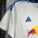 Camisa Leeds United Home I 2024/25 Adidas Torcedor Masculina - modelo branco, uniforme principal da temporada, com escudo em destaque e design clássico que simboliza a tradição e o orgulho do clube inglês.