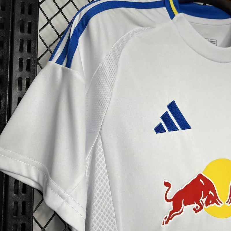 Camisa Leeds United Home I 2024/25 Adidas Torcedor Masculina - modelo branco, uniforme principal da temporada, com escudo em destaque e design clássico que simboliza a tradição e o orgulho do clube inglês.