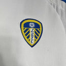 Camisa Leeds United Home I 2024/25 Adidas Torcedor Masculina - modelo branco, uniforme principal da temporada, com escudo em destaque e design clássico que simboliza a tradição e o orgulho do clube inglês.